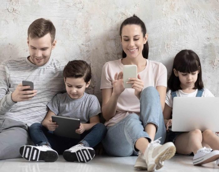 02/03/2021 Concentración a tope: consejos para mantener a raya las distracciones.

encontramos ante la cultura del "yaísmo" (a golpe de click), ante la sociedad del ruido mental, con contantes bombardeos de notificaciones, hipervínculos, publicidad* Internet y sus aplicaciones pugnan cada instante para ganar nuestra atención. Teletrabajo, estudios, familia* prestar la correcta atención a cada una de las facetas de la vida es, cada día más difícil, tal y como apunta Gabriela Paoli, psicóloga y autora del libro "Salud digital: claves para un uso saludable de la tecnología".

SOCIEDAD
ISTOCK