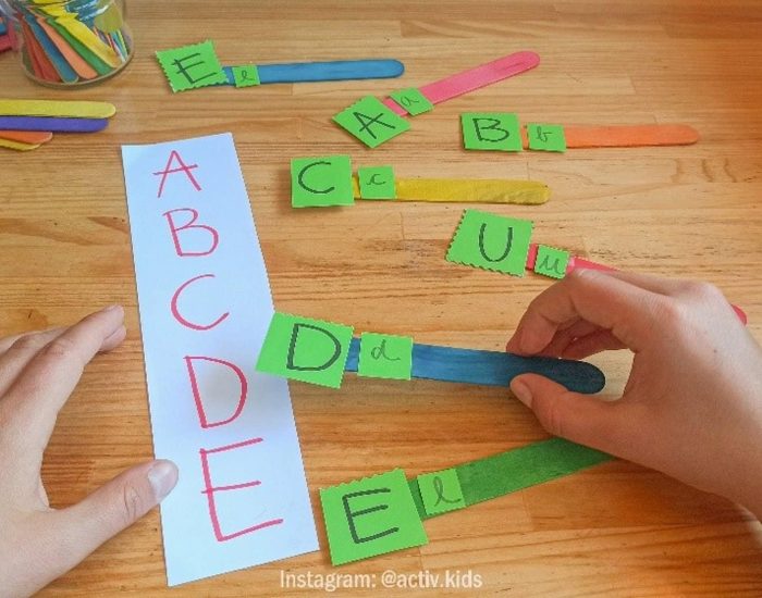 29/03/2021 Aprender a relacionar las letras mayúsculas con las minúsculas.

partir de este juego, los niños aprenderán a relacionar cada letra Mayúscula con su Minúscula. Para esto es necesario que tengan conocimiento alfabético (las letras del abecedario con su respectivo orden).

SOCIEDAD
ACTIV.KIDS