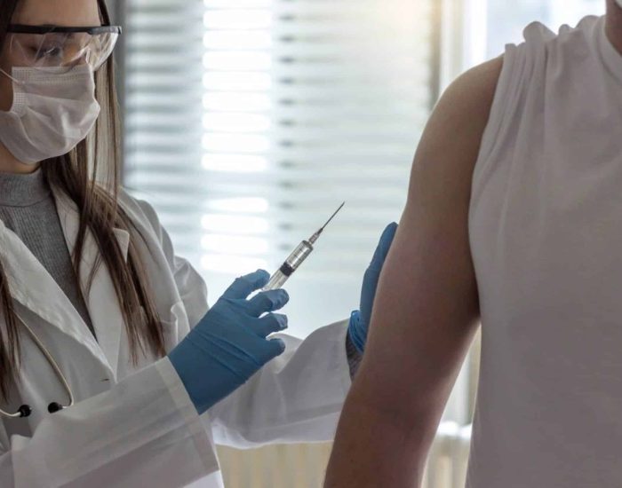 09/04/2021 Vacunas Covid-19: fortalece tu salud ante los efectos secundarios.

vacunas son la gran arma que tenemos para frenar la epidemia del COVID-19. Sin embargo, aunque sean leves y duren poco tiempo, en muchos casos provocan algunos días de malestar. Una dieta rica en minerales o ciertas vitaminas que podemos encontrar en alimentos tan sencillos como los frutos secos o el kéfir, benefician nuestro sistema inmune y a su vez nuestra respuesta ante posibles efectos secundarios que deriven de estas vacunas.

SOCIEDAD
ISTOCK