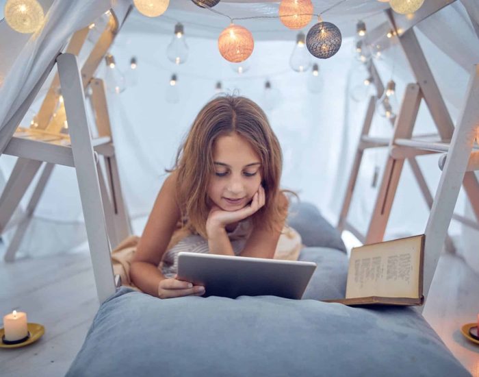 16/04/2021 Aprende idiomas leyendo: ¿cuál debe ser tu actitud lectora?.

que hace un año llegó la pandemia de la Covid-19, se han alterado los hábitos y el ocio de casi todas las personas. Aumenta el consumo de series y de compras online, pero lo que aún no queda claro es el impacto de la pandemia en la lectura ya que los estudios se contradicen. ¿La sociedad lee más al tener más tiempo libre a causa de las restricciones o lee menos porque la preocupación imposibilita concentrarse? Uno de estos estudios, en este caso realizado por el Gremio de Editores, expone que a causa de la Covid-19 las personas leen más, pero compran menos libros.

SOCIEDAD
ISTOCK