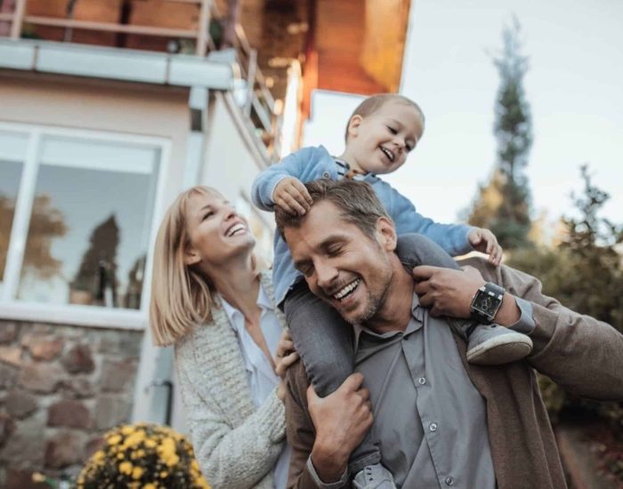26/04/2021 Cómo crear un ambiente de paz y amor en familia.

padres en más de una ocasión nos hemos sorprendido con la cantidad de cosas que los niños pillan, aunque pensemos que han pasado desapercibidas: "Papá, ¿Por qué estas enfadado con mamá?"; "¿Por qué la abuela ya no viene por casa?"; "¿Por qué ya no compramos ese jamón tan bueno como antes?". Es solo natural pensar que como padres siempre intentamos proteger a nuestros hijos de los problemas complejos de adultos, pero los niños son instintivamente curiosos e intuitivos. Así como no nos explicamos que no les importe comer una galleta que ha establecido hogar en el sofá desde hace meses, pero rechazan probar ese filete que te has currado para cenar, es difícil entender como nuestros hijos a veces no son capaces de entender que si dejan el abrigo en la cocina nos toca a nosotros colgarlo, pero sí pillan con plena facilidad nuestra sonrisa falsa al saludar a alguien en la calle.

SOCIEDAD
ISTOCK
