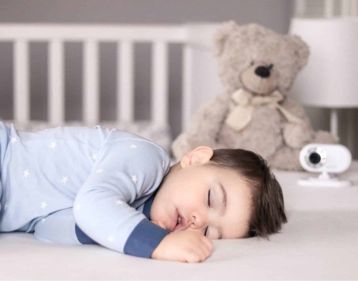 02/05/2021 Los ronquidos en niños pueden ser desencadenantes de problemas de salud..

descanso es muy importante y cuidar nuestra salud del sueño no es algo que debamos pasar por alto. Y no solo porque haya que descansar lo recomendado por los especialistas, sino por los problemas que pueden detectarse durante estas horas nocturnas. Un buen ejemplo son los ronquidos, que pueden advertirnos de que algo no funciona del todo bien en el aparato respiratorio de los más pequeños.

SOCIEDAD
ISTOCK