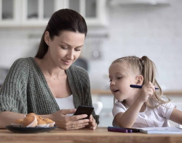 06-05-2021 Normas de etiqueta para los grupos de WhatsApp del cole.

mayoría de los padres con hijos en edad escolar forman parte de algún grupo de WhatsApp. Estos grupos son muy útiles cuando se usan bien y se hace gala de una buena educación, sin embargo, pierden valor cuando perjudican a los niños y son capaces de generar conflictos.

SOCIEDAD
ISTOCK