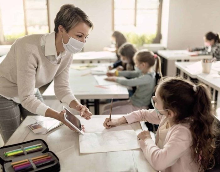 18-05-2021 La OCDE promueve la educación emocional en el sistema educativo.

2015 la OCDE (Organización para la Cooperación y el Desarrollo Económicos) está investigando y comprobando la necesidad de la educación emocional en niños y jóvenes, así como promoviendo políticas y guías para su implantación en los centros. Según un informe de 2020 de la UNESCO (Organización de Naciones Unidas para la Educación, la Ciencia y la Cultura), incluir habilidades socioemocionales en los programas de formación docentes ayuda a abordar el estrés e impulsan las habilidades emocionales y sociales en el aula.

SOCIEDAD
ISTOCK