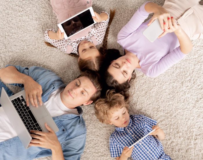 22-08-2019 10 consejos para una educación digital positiva.

tecnologías de Internet toman el protagonismo este 2021 como primera de las cuatro megatendencias que serán abordadas hasta el trigésimo aniversario de la celebración de esta efeméride con el objetivo de analizar y mejorar sus efectos en las familias. Con tal motivo, PantallasAmigas, Twitter y la UNODC han unido sus esfuerzos para crear y difundir el "Decálogo para la  Parentalidad Digital Positiva" proporcionando pautas para la optimización del modelo de educación y mediación.

SOCIEDAD
ISTOCK
