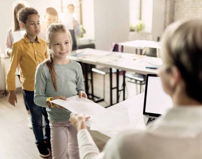 03-06-2021 De padres controladores, hijos con peores resultados académicos.

modelos parentales basados en un excesivo control de los hijos no solo tienen consecuencias para la socialización de los menores, sino que también se dejan sentir en el rendimiento escolar. El informe La implicación familiar en la educación: una herramienta de cambio, elaborado por un equipo de la Universidad de Oviedo y del Gobierno de Asturias y publicado por el Observatorio Social de "la Caixa", revela que un estilo familiar abierto, comunicativo, que fomenta la autonomía y la responsabilidad está asociado a mejores resultados académicos.

SOCIEDAD
ISTOCK