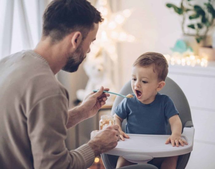05-06-2021 SOS, la paternidad me supera, ¿qué puedo hacer?.

la alegría inicial que supone la noticia de que se va a ser padre, llega la calma y con ellas las dudas y las preguntas. Un mar de cosas que se desconocen y que pueden llegar a abrumar al no tener las respuestas que desean. En estos momentos pudiera parecer que la paternidad termina por superar al hombre, en especial una vez que el niño llega a casa sin manual de instrucciones y que toca asegurar su bienestar.

SOCIEDAD
ISTOCK