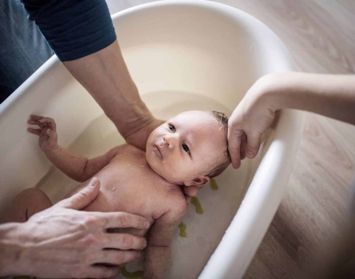 06-06-2021 Primer baño de tu bebé, ¿cuándo puedes hacerlo?.

hijos nacen sin libro de instrucciones y la llegada de un niño supone la aparición de numerosas preguntas que merece la pena contestar antes de que nazca, todo ello con el fin de ofrecerle el mejor de los cuidados. Si bien el día a día de la crianza brinda grandes lecciones, otras se pueden ir aprendiendo durante el embarazo.

SOCIEDAD
ISTOCK