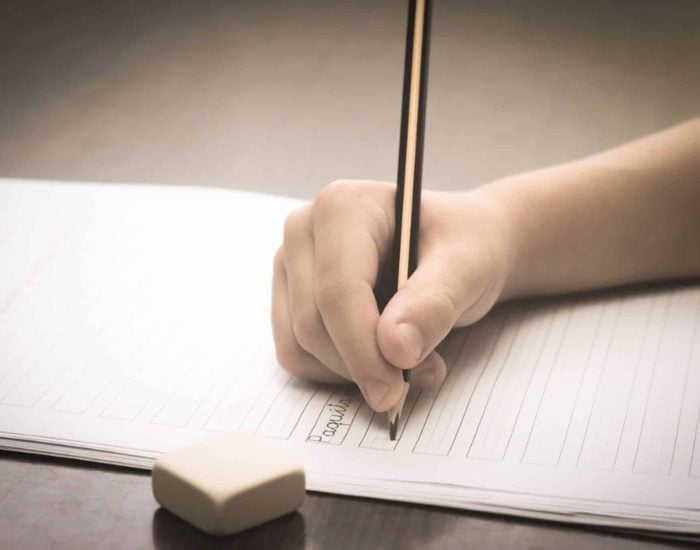 19-06-2021 La caligrafía tiene grandes beneficios para el desarrollo de los niños..

nuevas tecnologías han cambiado todo, incluso la manera en la que escribimos o imaginamos. Antes era la hoja en blanco la que debía irse rellenando junto a un lápiz, que era el que trazaba las letras, líneas, círculos o cualquier cosa que saliera de nuestra mente. Si bien es cierto que el S.XXI y todas estas máquinas han facilitado nuestra vida en muchos casos, los métodos tradicionales siguen aportando grandes beneficios.

SOCIEDAD
ISTOCK