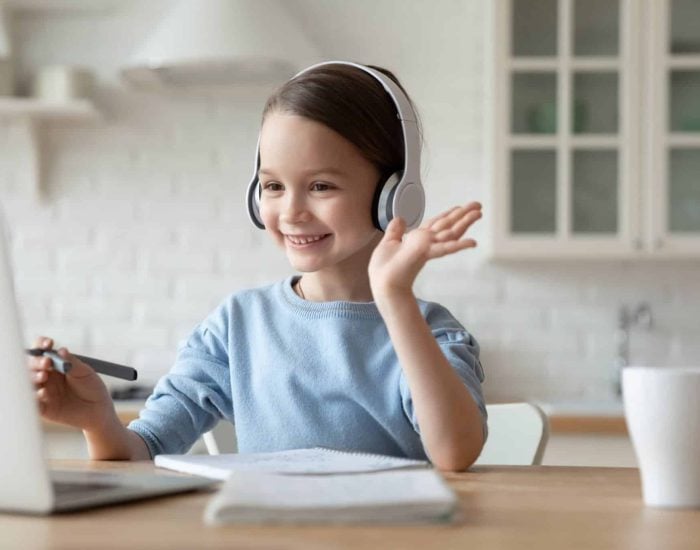 25-06-2021 ¡Quiero aprender idiomas! ¿Cómo conseguirlo?.

los niños se desenvuelvan bien en otro idioma, además de en el materno, y que también, tengan nociones de, al menos, otra lengua más se está convirtiendo en una de las prioridades de los padres de familia, sobre todo dado el contexto global de la sociedad actual. En ocasiones, a estas familias les parece que todos los esfuerzos son en vano porque, por un lado, no consiguen que sus hijos muestren interés por los idiomas y, por otro, no perciben que estén avanzando al ritmo que les gustaría.

SOCIEDAD
ISTOCK