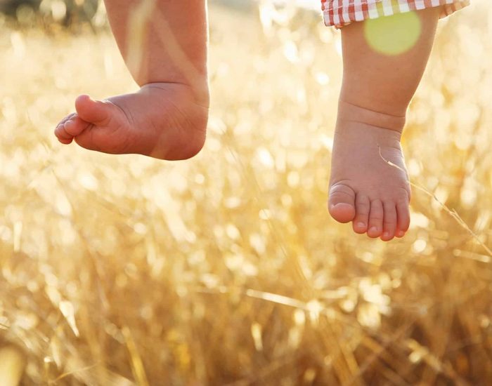 04-07-2021 Todo lo que puede decirte la pisada de tus hijos.

que los ojos son el espejo del alma, pero, ¿sabías que se puede aprender mucho de otra persona gracias a sus pies? De hecho, tal y como explican desde el Ilustre Colegio Oficial de Podólogos de la Comunidad Valenciana, ICOPCV, la huella que se deja al pisar en la arena de la playa o la ducha puede indicarnos mucho sobre la salud de los más pequeños de la casa y ponernos en alerta sobre posibles problemas.

SOCIEDAD
ISTOCK