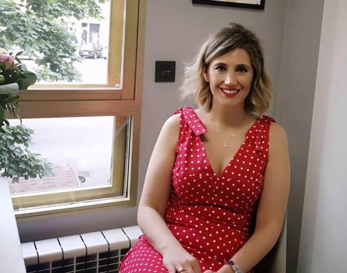 20-07-2021 Entrevissta a la psicóloga Silvia Álava.

educación de los hijos es uno de los mayores retos a los que nos enfrentaremos en nuestras vidas. Teniendo esto muy presente, la psicóloga Silvia Álava, ha coordinado la publicación del libro El arte de educar jugando (JdeJ Editores) que ha sido escrito por 15 psicólogos del ámbito infantil.

SOCIEDAD
HACER FAMILIA