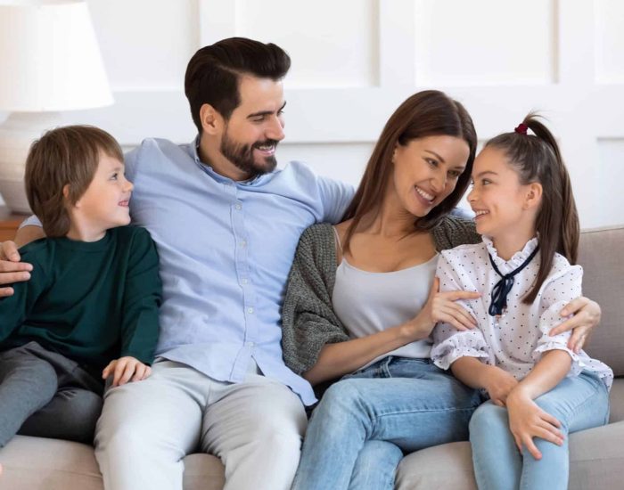 23-09-2019 Razones por las que falta el diálogo en la familia.

que, en nuestra sociedad tecnológica, está disminuyendo la habilidad para el diálogo profundo, personal y auténtico entre las personas con vínculos afectivos. Es frecuente ver como los esposos, los padres, hermanos, amigos y conocidos hablan de política, deporte, moda, comida, sexualidad y otros temas sociales de interés general, pero es raro que hablen de lo que sienten, imaginan, desean, anhelan, disfrutan, piensan; o de lo que les hace sufrir, les preocupa o temen.

SOCIEDAD
ISTOCK