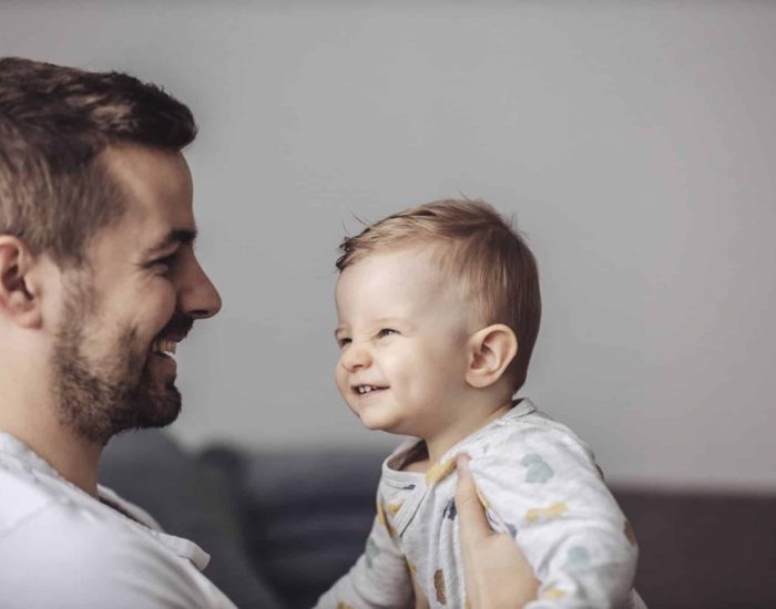 31-07-2021 El vínculo afectivo es un trabajo a largo plazo que debe construirse desde que el niño llega a este mundo..

más tener la noticia del embarazo los padres empiezan a desarrollar una conexión invisible con sus hijos. Sentimientos por estos pequeños que, a medida que pasan las semanas, se va incrementando hasta que nacen y este vínculo se hace real a través de las distintas interacciones que se realizan con los bebés, quienes también están preparados para relacionarse y establecer nexos emocionales con aquellos que les cuidan.

SOCIEDAD
ISTOCK