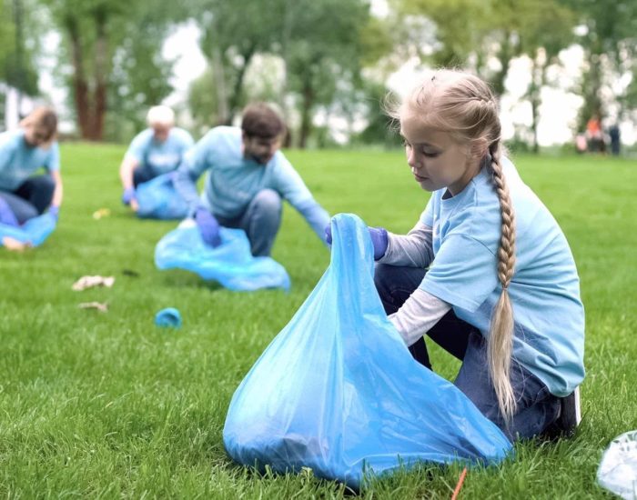 29-08-2021 Los tres valores aporta el voluntariado en la educación de tus hijos.

educación de los hijos es un proceso en el que no solo hay que enseñar a dominar habilidades como el habla o la capacidad de andar. También significa transmitir importantes valores con los que empezar a formar una buena persona y, a la larga, un adulto ejemplar. En este sentido el estilo de crianza por el que se apueste tendrá mucho que ver. Y, si bien cada familia es un mundo, hay ciertos aspectos a tener en cuenta.

SOCIEDAD
ISTOCK