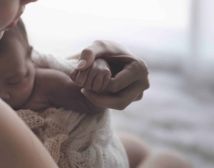12-09-2021 Cómo se comunica tu recién nacido, descubre lo que tiene que decirte.

llegada de un bebé es un momento muy especial. Sin embargo, también supone un gran trabajo para los padres ya que ante ellos tienen a una persona totalmente dependiente y lo que es peor, es incapaz de comunicarse a través de los mismos medios que los adultos. Sin embargo, que no dominen este código, no quiere decir que no sean capaces de transmitir cómo se sienten y mantener "conversaciones" con sus progenitores.

SOCIEDAD
ISTOCK