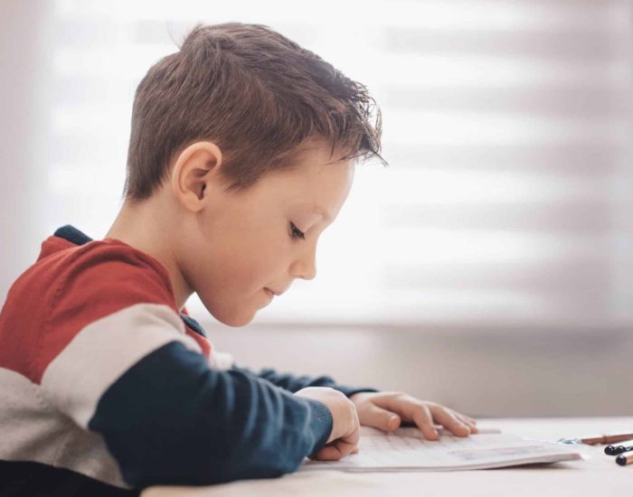 19-12-2021 Así afectó la pandemia al desarrollo escolar de los hijos..

confinamiento nos puso a prueba de muchas formas. No solo la paciencia de cada uno mientras no se podía salir a la calle, también hubo que adaptarse a nuevas rutinas. Quizás, el más claro ejemplo fueron los niños, quienes tuvieron que continuar su vida académica desde casa, a través de pantallas. ¿Ha afectado este hecho al ritmo escolar de los más pequeños de la casa? Ahora, es el momento de obtener resultados.

SOCIEDAD
ISTOCK