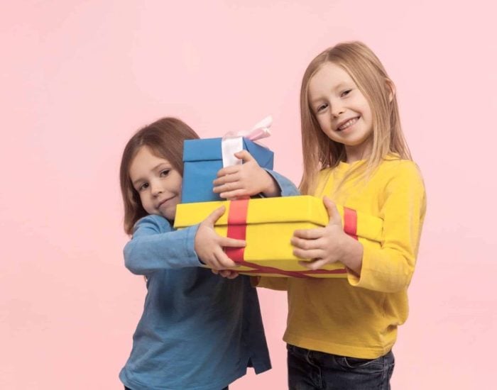 01-01-2022 Síndrome del niño hiperregalado, cuando los detalles son un problema.

acerca el día en el que sus mágicas majestades recorran el mundo para dejar en las casas de distintos niños sus regalos. Distintos presentes que hacen real sus ilusiones, aunque hay que tener cuidado con el tamaño de la carta a los Reyes Magos. Y es que siempre es mejor que en los hogares aparezcan los detalles adecuados, en lugar de una gran cantidad de ellos ya que lejos de ser algo recomendable, puede terminar por ocasionar problemas.

SOCIEDAD
ISTOCK