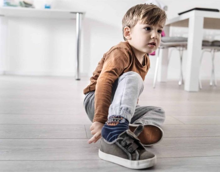16-01-2022 Así debe ser el calzado de tus hijos para evitarles problemas en su desarrollo..

estén al fondo de nuestro cuerpo no quiere decir que no merezca prestarles atención. Los pies merecen el mismo cuidado que otras zonas, y también asegurarles un buen desarrollo para garantizar un estado óptimo del aparato psicomotor del niño. Por este motivo, asegurar un buen calzado para los más pequeños de la casa es muy importante por parte de los padres.

SOCIEDAD
ISTOCK