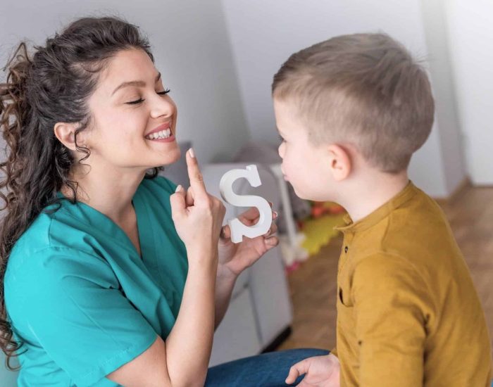 23-01-2022 La conciencia fonológica es el primer paso para aprender a leer..

a leer es uno de los hitos más importantes en el desarrollo y educación de los hijos. A menudo se piensa que esta habilidad se adquiere cuando los más pequeños reconocen las letras en un papel y reproducirlas fonéticamente. Sin embargo, muchos niños están preparados para esta actividad mucho antes de este momento. Y es que el primer paso es la adquisición de una destreza llamada conciencia fonológica.

SOCIEDAD
ISTOCK