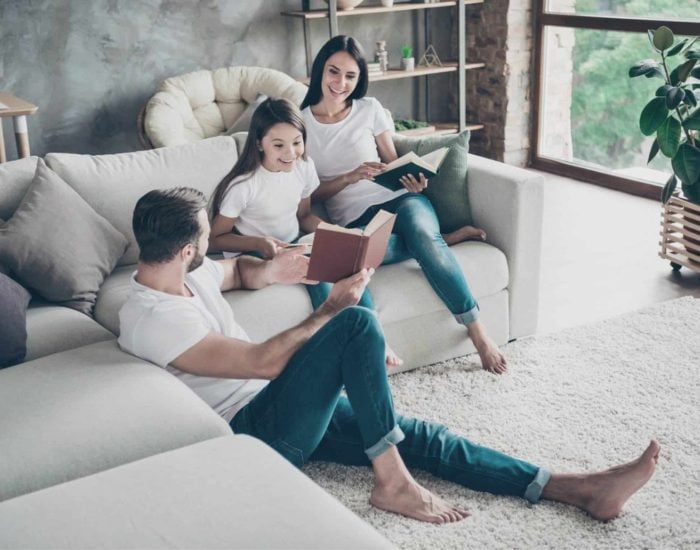 23/04/2022 ¿Quieres Pasar El Día Del Libro En Familia? Estas Son Nuestras Ideas..

cada 23 de abril el calendario tiene claro quién es el protagonista. Con el permiso de los 'Jorge', en esta jornada se celebra el Día del Libro. Una fecha para recordar la importancia de la lectura y de estos amigos de papel, y que poco a poco se abren paso las versiones digitales. Y es que gracias a sus páginas podemos sumergirnos en aventuras de piratas, historias de amor, o enternecernos con poesía.

SOCIEDAD
ISTOCK