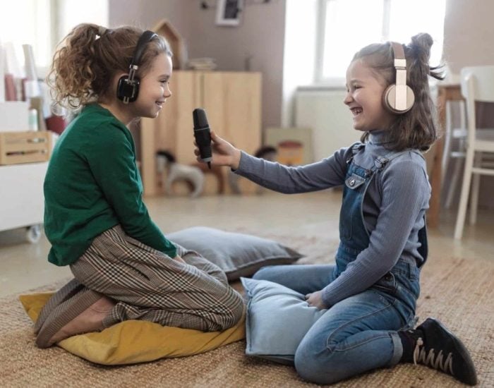 06/09/2022 Aprende a ser bilingüe jugando: 5 actividades divertidas en inglés.

la llegada de septiembre se acaban las vacaciones y es hora de volver a la realidad. El día a día, las rutinas vuelven a nuestras vidas y para muchos llega el momento de volver a ponerse a estudiar. Una forma de hacerlo más llevadero es cambiar la forma de hacerlo, creando actividades divertidas que llamen la atención para aprender y divertirse al mismo tiempo. Comenzar el año escolar, con más ilusión que nunca, es todo un desafío.

SOCIEDAD
ISTOCK
