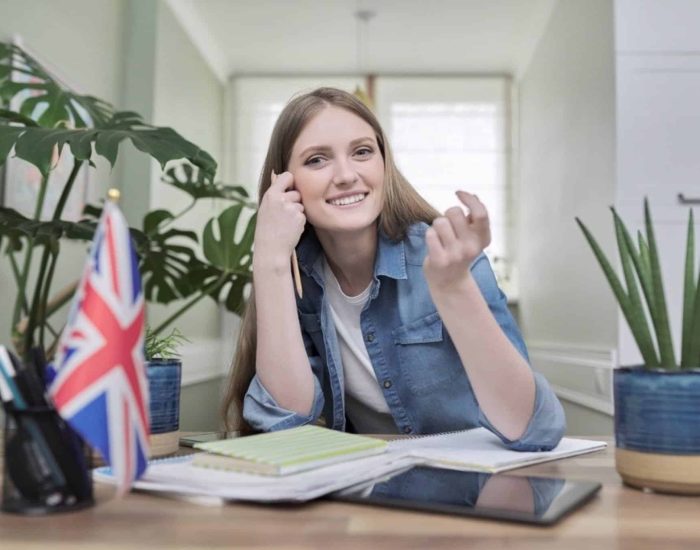 14/09/2022 Consejos para hablar inglés como un nativo.

una reunión internacional, estamos a un "jow ar yu" de distancia de ser delatados como españoles. La manera que tenemos de pronunciar otros idiomas, especialmente el inglés, hace que sea fácil que nos identifiquen, por ejemplo, en una videoconferencia con el departamento de exportación de nuestra empresa. Esto no debe amilanarnos en nuestro proceso de aprendizaje, más bien al contrario. Al fin y al cabo, según los expertos de la compañía especializada en Live Learning Preply, los acentos son parte de la diversidad y cometer errores en una segunda lengua entra dentro de la normalidad. Aún así, sí que podemos fijarnos en los fallos más comunes que cometemos los españoles al hablar en inglés para evitar repetirlos y llevar así nuestro segundo idioma al siguiente nivel.

SOCIEDAD
ISTOCK
