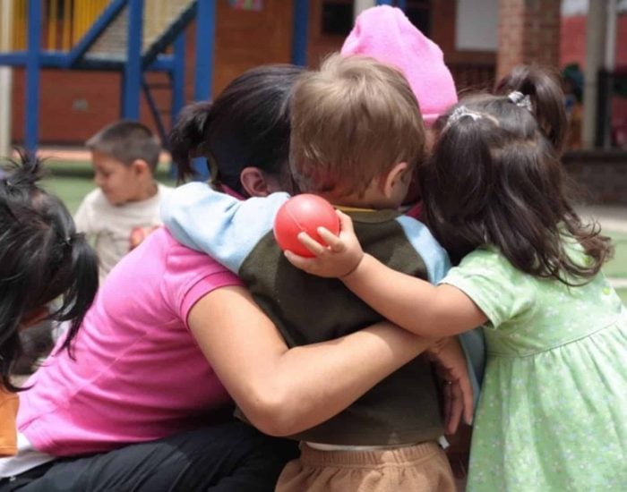 11/11/2022 Frente al acoso escolar, educa en valores.

acoso escolar es un tipo de violencia que se ha convertido en un problema social que afecta a niños, niñas y adolescentes. Tiene importantes consecuencias psicológicas para quien lo sufre, provocando daños permanentes   y, en la peor de las situaciones, puede llevar al suicidio. Ansiedad, estrés, baja autoestima, retraimiento social o bajo rendimiento académico son algunas de las principales consecuencias emocionales y psicológicas que produce el acoso escolar, y debido a la corta edad de los niños y adolescentes, pueden marcar de por vida al acosado.

SOCIEDAD
ALDEAS INFANTILES