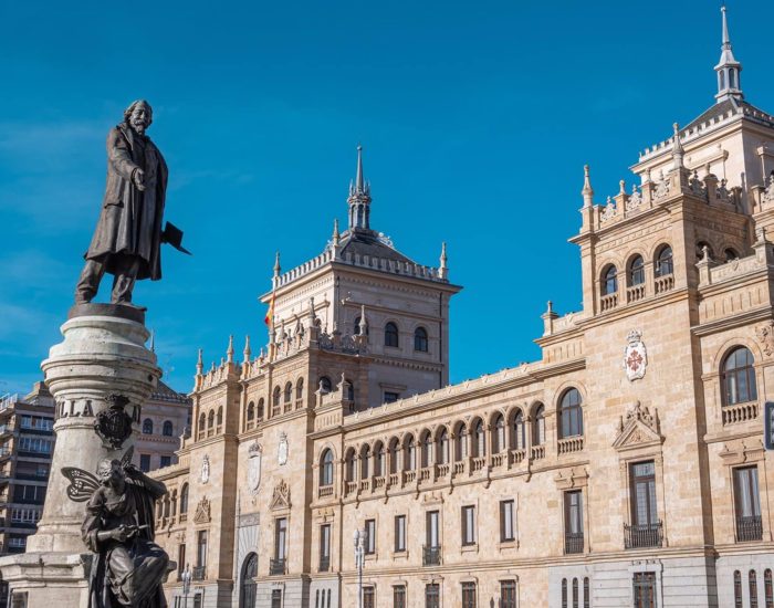 05/02/2022 Valladolid con niños: planes y rutas en familia.

es la capital de Castilla y León. Conocida antiguamente como Pucela, esta preciosa ciudad dispone de un amplio abanico de joyas arquitectónicas en su centro histórico, que recomendamos recorrer caminando entre sus jardines y parques. Saliendo de la ciudad, el resto de la provincia está lleno de castillos, canales navegables, parques temáticos y centros de interpretación natural para disfrutar en familia.

SOCIEDAD
ISTOCK