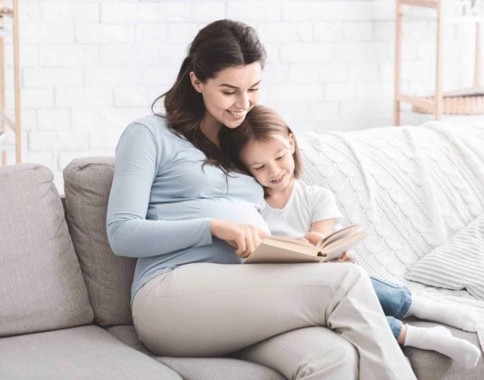 23/04/2023 Día del libro: beneficios de compartir la lectura con tus hijos.

el 23 de abril y el Día del Libro nos recuerda la importancia de esos amigos en papel que tantas aventuras, conocimientos, sentimientos y buenos momentos nos aseguran. Porque abrir un ejemplar no solo es disfrutar de una buena historia, de un aprendizaje, o de una hermosa poesía. En el caso de los padres, la lectura también es una fuente a través de la que potenciar el vínculo con los hijos.

SOCIEDAD
ISTOCK