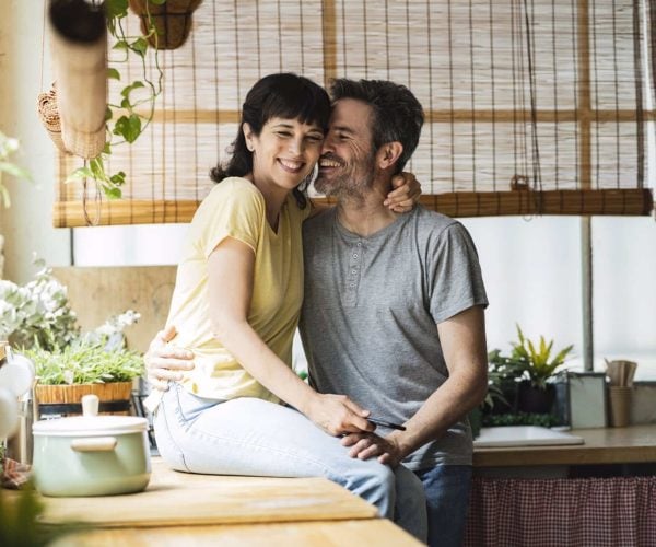 Es más fácil de lo que parece
Échale un poco de imaginación y verás que no requiere ni mucho tiempo ni mucho esfuerzo
Cuidar de la pareja es cuestión de constancia y cariño

tiempo pasa y con él se suceden los inevitables cambios que observamos a nuestro alrededor, en nuestra pareja y en nosotros mismos. Las crisis pueden parecer la prueba de ello. Pero el tiempo nos da también fuerza y memoria para luchar por aquello que teníamos y que queremos seguir teniendo.

SOCIEDAD
ISTOCK