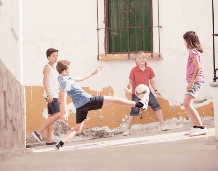 06/05/2023 Jugar al aire libre tiene grandes beneficios para los más pequeños de la casa..

juego es una de las actividades con mayores beneficios para los niños. Pasar tiempo al aire libre también tiene varios efectos positivos en el desarrollo de los más pequeños de la casa. Desde luego que la combinación de ambos no hace más que aumentar las virtudes de ambas opciones. Al menos, eso destacan desde la Asociación Española de Pediatría y Atención Primaria, AEPap.

SOCIEDAD
ISTOCK