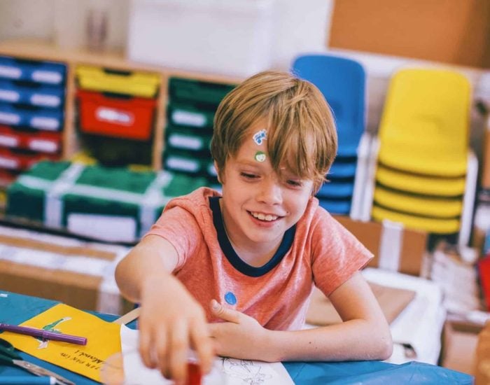 16/06/2023 Beneficios de inscribir a los niños en un campamento de inglés.

junio y bienvenido verano! Ya está aquí la temporada del año donde los más pequeños de la casa terminan sus clases y empiezan las tan esperadas vacaciones escolares. Sin duda, una época repleta de diversión, alegría y entusiasmo para que puedan empezar aventuras nuevas, reencontrarse con la familia y formar nuevas amistades, entre muchas más cosas. Sin embargo, hay un momento en estas vacaciones que, para los padres y las madres, se vuelve complicado por las obligaciones profesionales que tienen que cumplir. Tanto es así que, en muchas ocasiones, el trabajo dificulta que los padres puedan atender como les gustaría, las necesidades de los más pequeños.

SOCIEDAD
HASTING SCHOOL