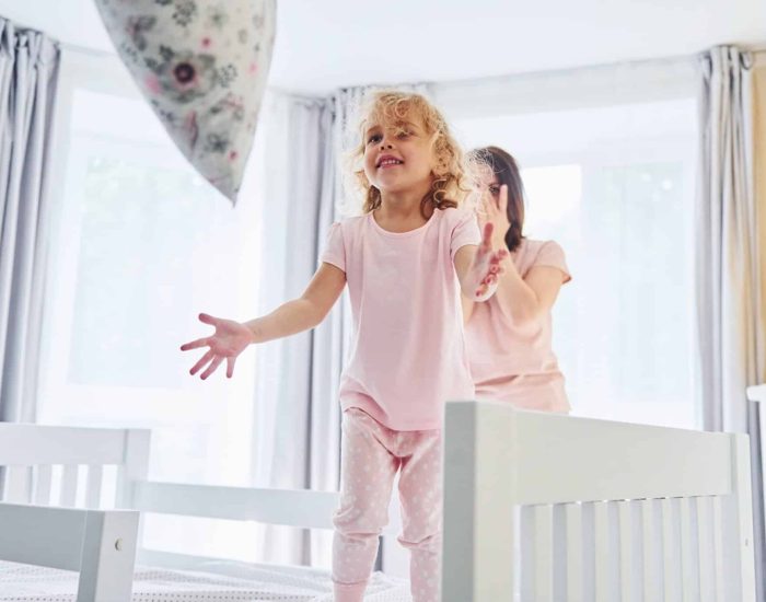 21/05/2020 Ideas para sobrevivir al caos de las vacaciones escolares y mantener la cordura.

inicio de las vacaciones escolares en casa es como abrir las puertas de una montaña rusa emocional para los padres! Mejor si nos lo imaginamos con un toque de humor... porque el caos que puede suponer tener a los niños en casa todo el día, con la apertura de la temporada de piscina, los innumerables cambios de ropa, las pilas de bañadores y toallas mojadas, el incremento de lavadoras, la tarea de hacer no solo cenas, sino comidas también para los niños... y el calor, el sofocante calor de julio, que nos agota a todos, niños cansados, planes que no se pueden hacer... el final de curso y el inicio del verano, momento en que se desordenan los horarios, puede suponer un incremento del estrés para los padres.

SOCIEDAD
ISTOCK