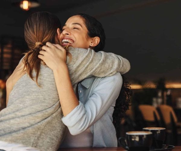 7 maneras en las que nos dicen ‘te quiero’ (aunque a veces no nos lo digan)