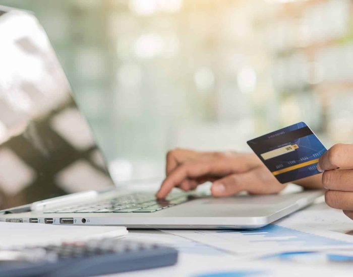 16/01/2021 Estafas digitales: consejos para detectar engaños online.

la era digital, donde la conectividad es la norma, las estafas y engaños en línea se han convertido en una preocupación creciente. Desde supuestas peticiones de ayuda financiera hasta promesas de empleo fácil, los estafadores utilizan diversas artimañas para aprovecharse de personas de todas las edades. En este artículo, exploraremos algunas de las estafas digitales más comunes y proporcionaremos consejos para ayudar tanto a personas mayores como a jóvenes a reconocer y evitar estos engaños.

SOCIEDAD
ISTOCK