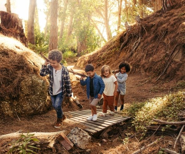 El final de la infancia y toda la adolescencia están marcados por la importancia clave de las amistades. El grupo de iguales se convierten en referencia absoluta para los hijos y tienen un papel fundamental en el proceso de socialización. Pero no siempre nos gustan los amigos de nuestros hijos. Y sin embargo, estamos en una etapa en la que ya no podemos organizar su vida, solo utilizar algunos trucos para saber algo más, estar más tranquilos y dar alternativas valiosas para que tengan otras opciones si todo falla. Abre las puertas de tu casa, aunque sea un jaleo Así los conoces y tienes información de primera mano. Además, se establece un vínculo de confianza que tus hijos agradecen. Ofrécete para traerlos y llevarlos en coche. Como se ponen a hablar detrás y se olvidan de que estamos ahí, nos enteramos de mucha información relevante. Si no te gustan unos amigos, ofrece alternativas para que puedan cambiarlos A veces están atrapados en un grupo de amigos que ni a ellos les gustan pero los mantienen por no quedarse solos. Si tienen plan b, es más fácil que cambien. Fomenta que tengan amigos en diferentes ámbitos para que elijan Aunque tengan sus mejores amigos, es bueno que se abran a distintas opciones en el colegio, el barrio, la parroquia o las extraescolares. No les prohíbas categóricamente ir con alguien porque lo harán a escondidas Mejor interésate por esa persona más complicada y comprueba hasta dónde llegan tus hijos que, a lo mejor, solo intentan ayudar.