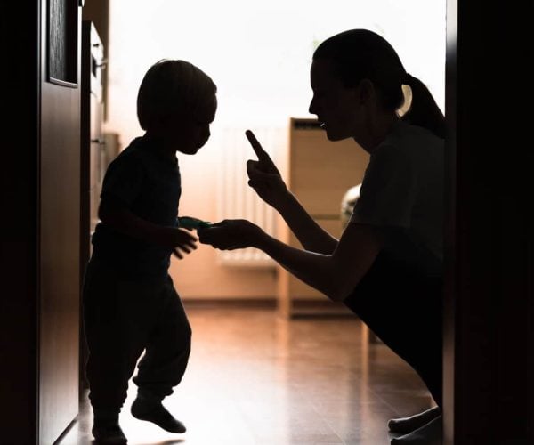Madre e hijo. Ella diciéndole no, con cariño, amor y respeto.