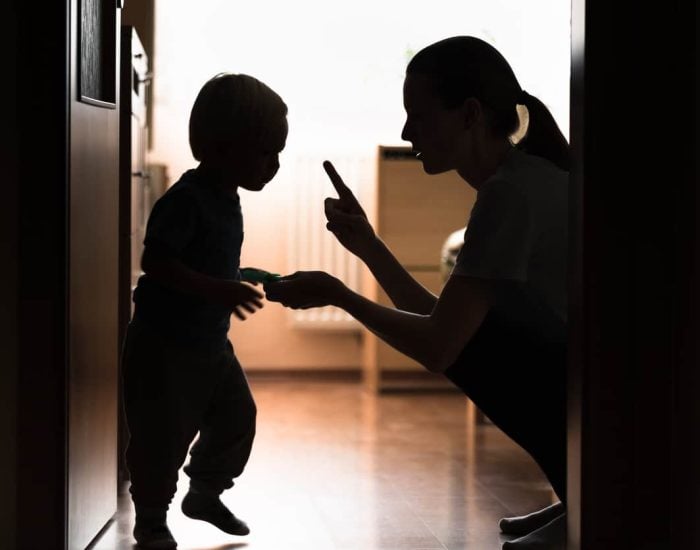 Madre e hijo. Ella diciéndole no, con cariño, amor y respeto.