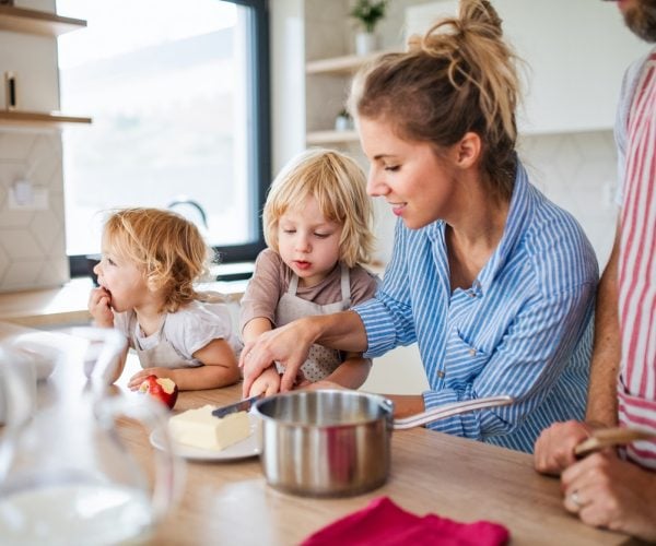 En familia. Madre y niños en la cocinando. Familia feliz. Plan en familia.