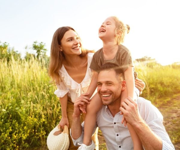 familia feliz hablando en el campo