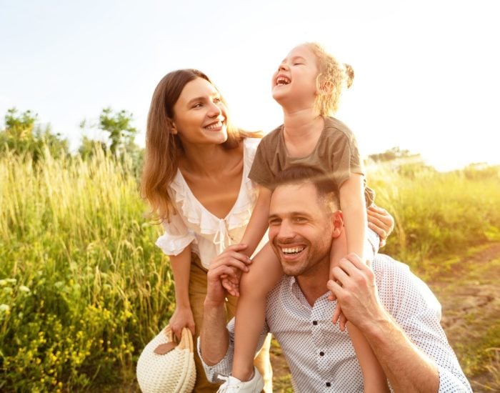 familia feliz hablando en el campo