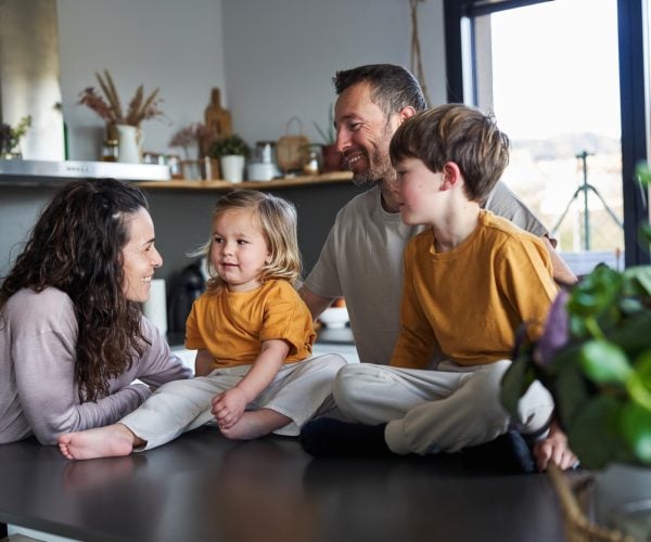 Familia feliz en la cocina.
