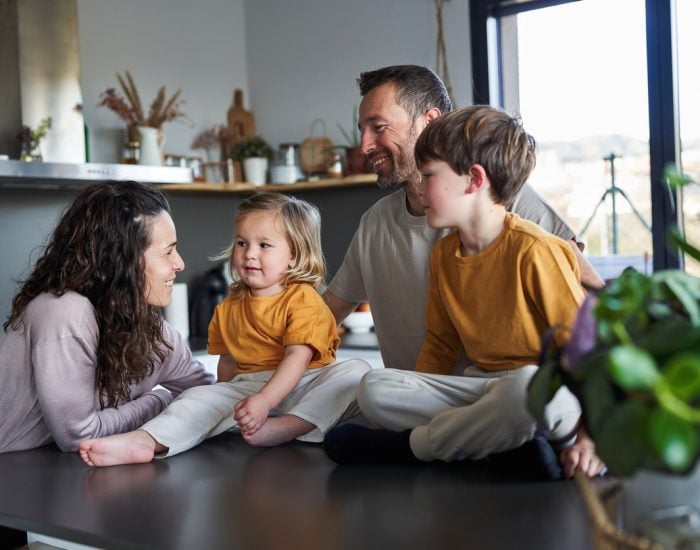 Familia feliz en la cocina.
